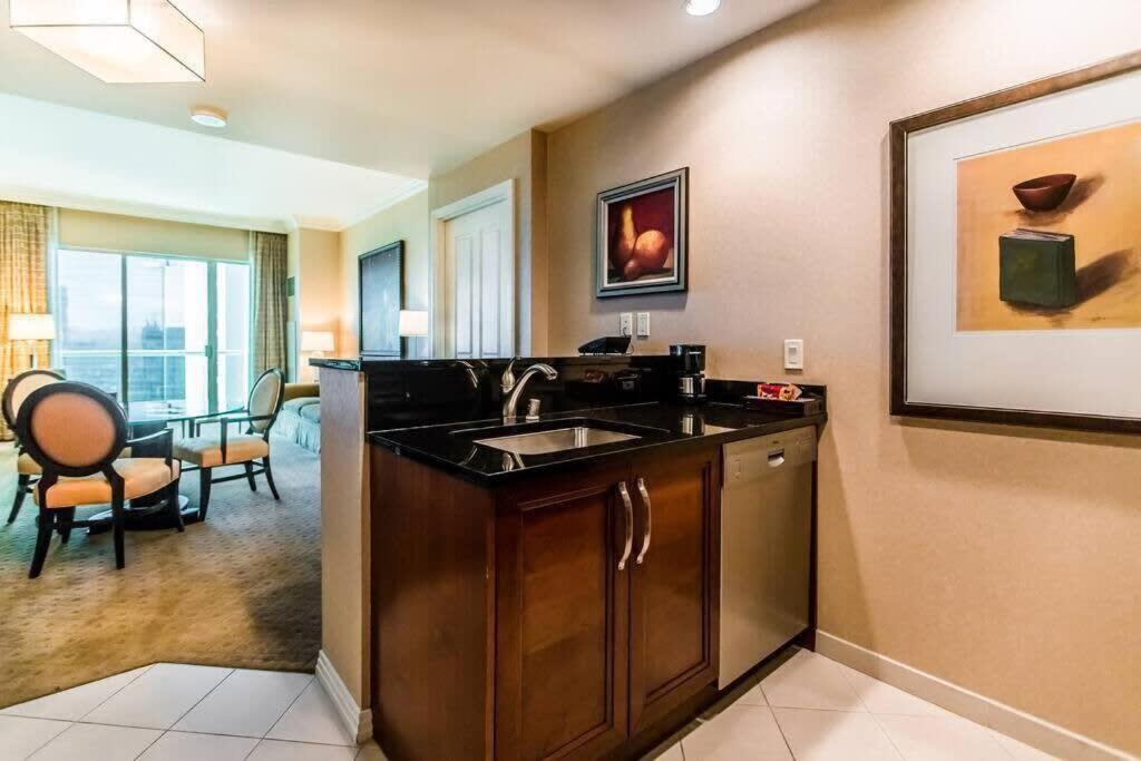 Mgm 12721 Executive Corner 1br Strip View Balcony