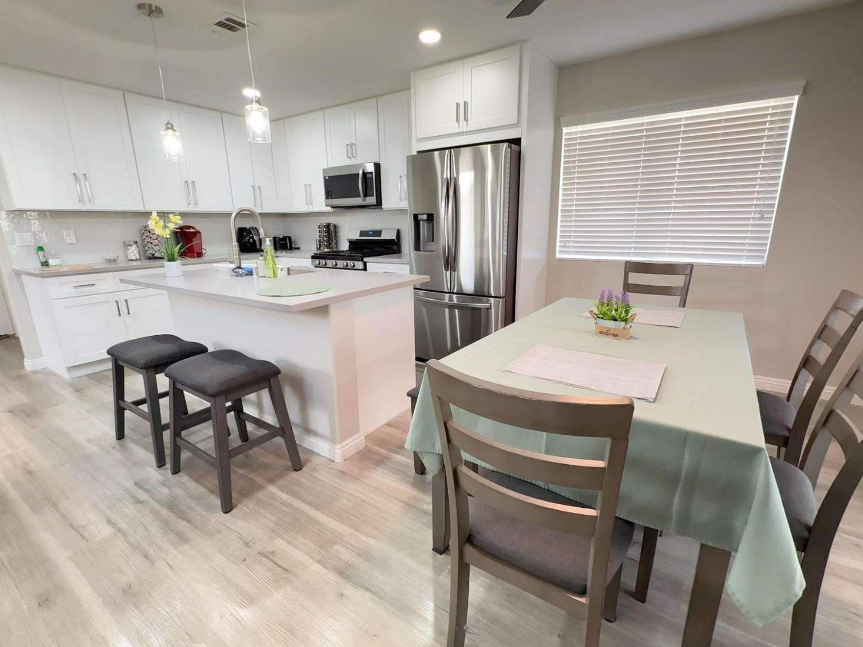Pool House Newly Remodeled 3bed 3bath Near Dt Summerlin And Red Rock Villa *