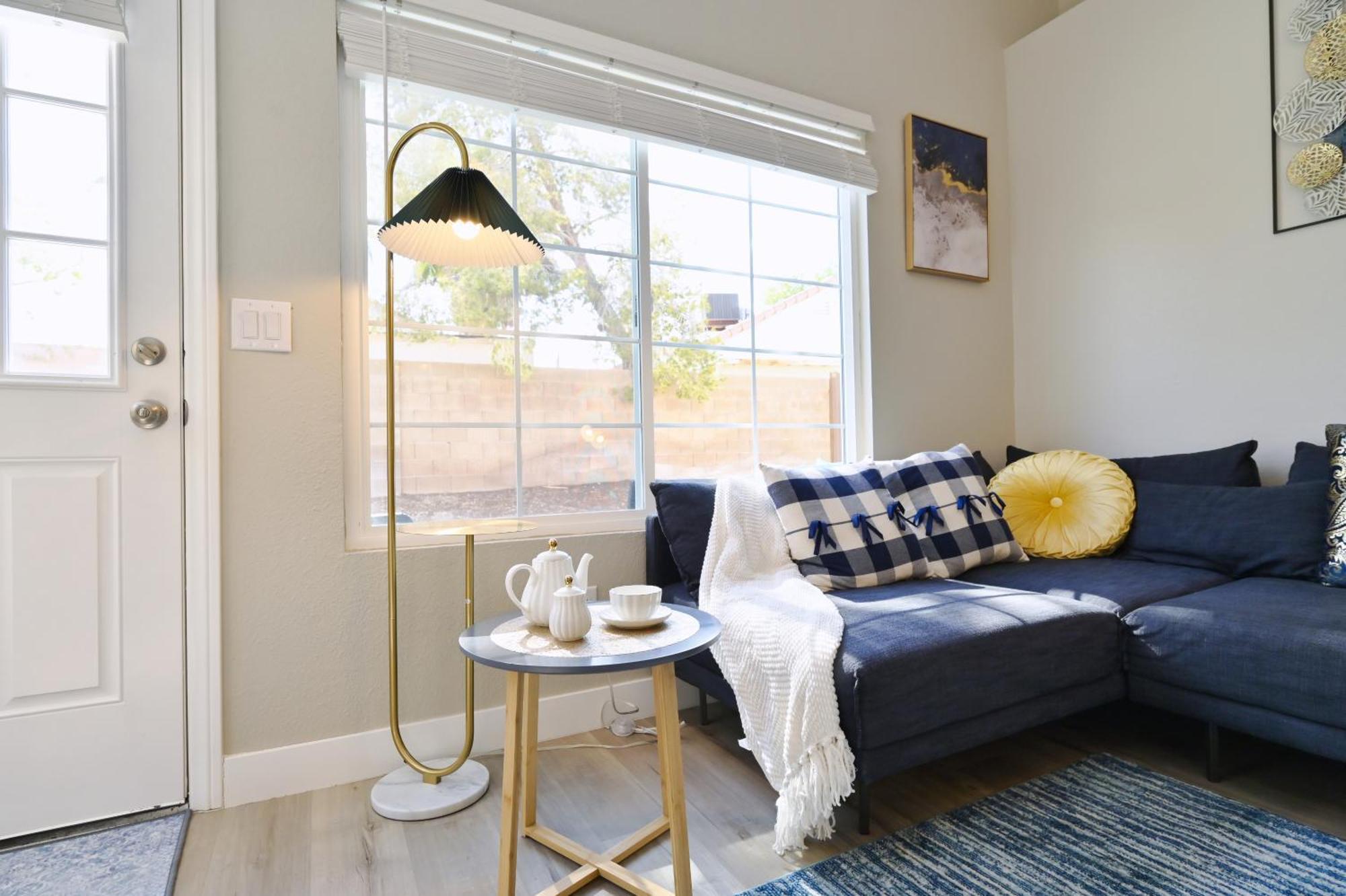 Near The Strip, Smart Tvs, Wifi, Private Garage And Backyard *