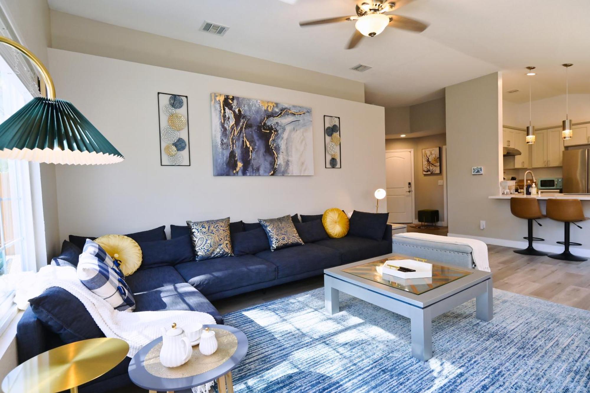 Holiday home Near The Strip, Smart Tvs, Wifi, Private Garage And Backyard *