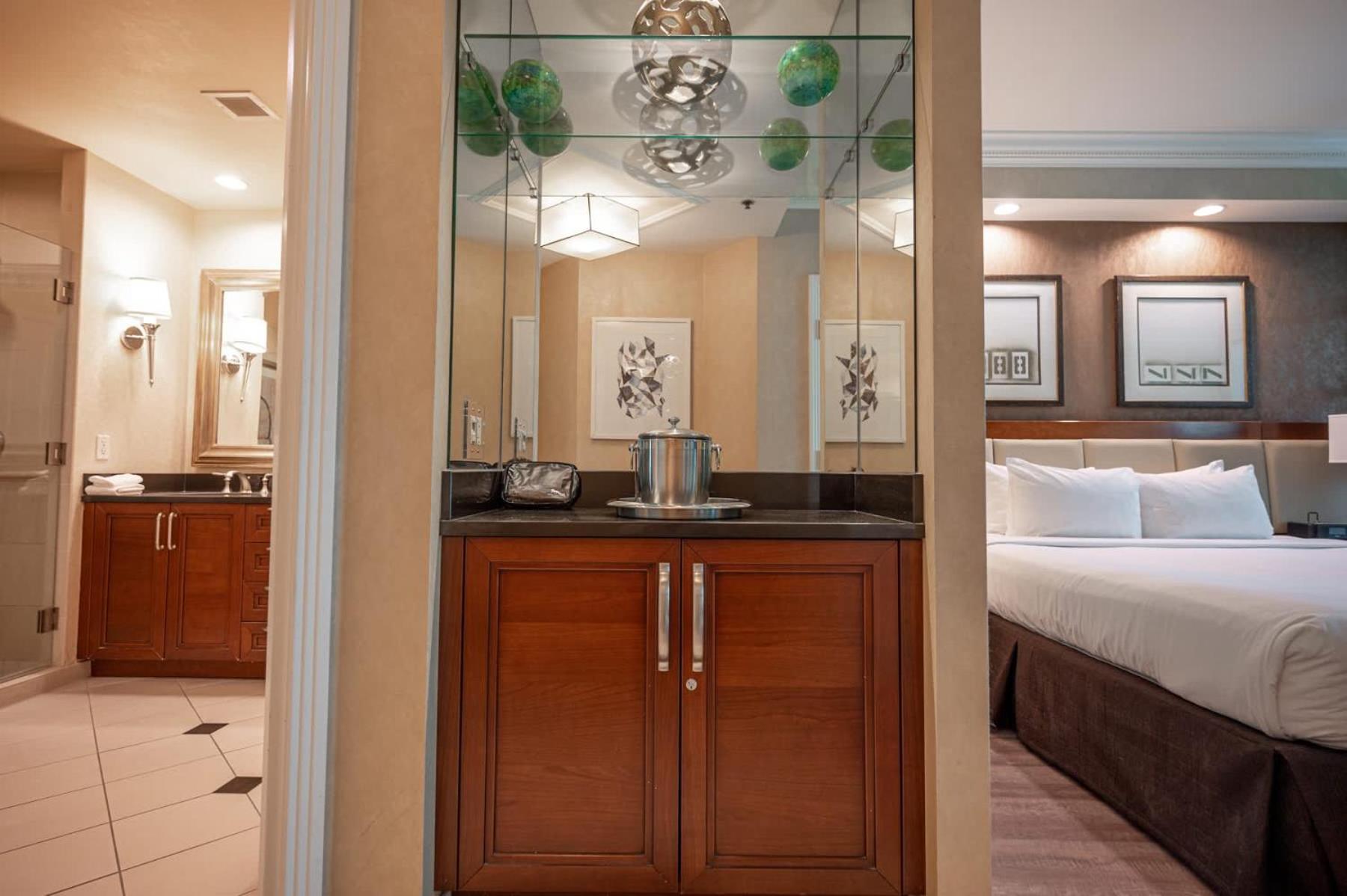 No Fee Strip View + Free Valet + Pool Holiday home *