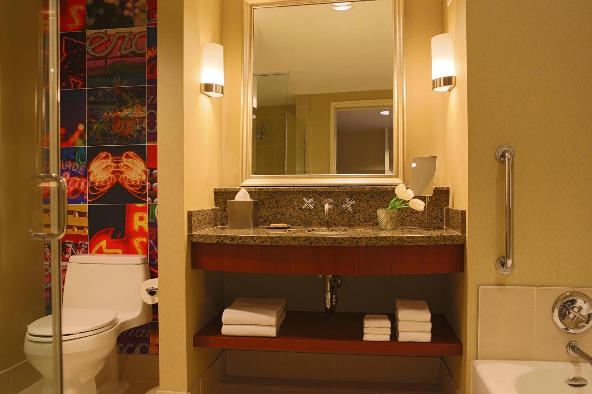 Renaissance Hotel 4*
