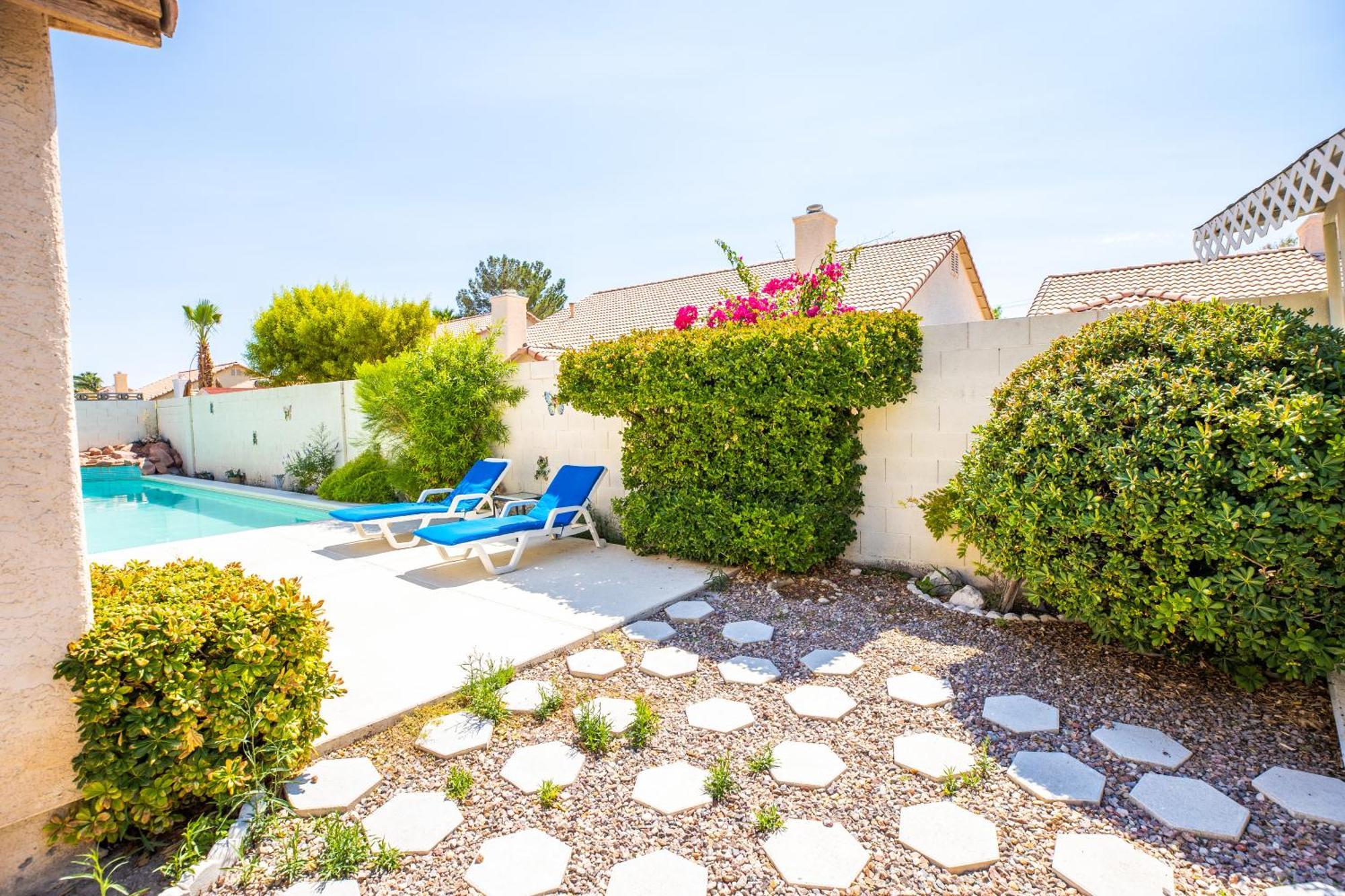 Luxury 1900 Sq Ft House Huge 46 Ft Pool & Hot Holiday home *
