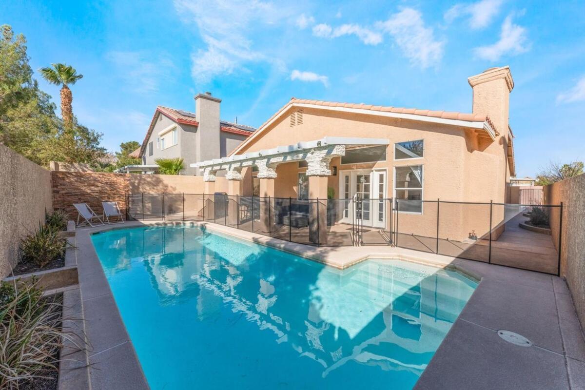 New! Spacious Vegas Oasis W Pool Sauna Holiday home Las Vegas
