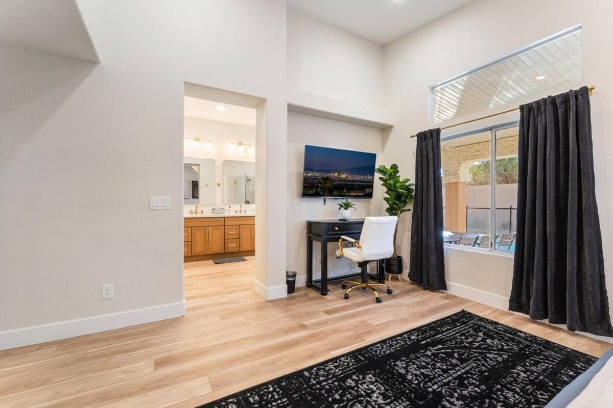 New! Spacious Vegas Oasis W Pool Sauna Holiday home Las Vegas