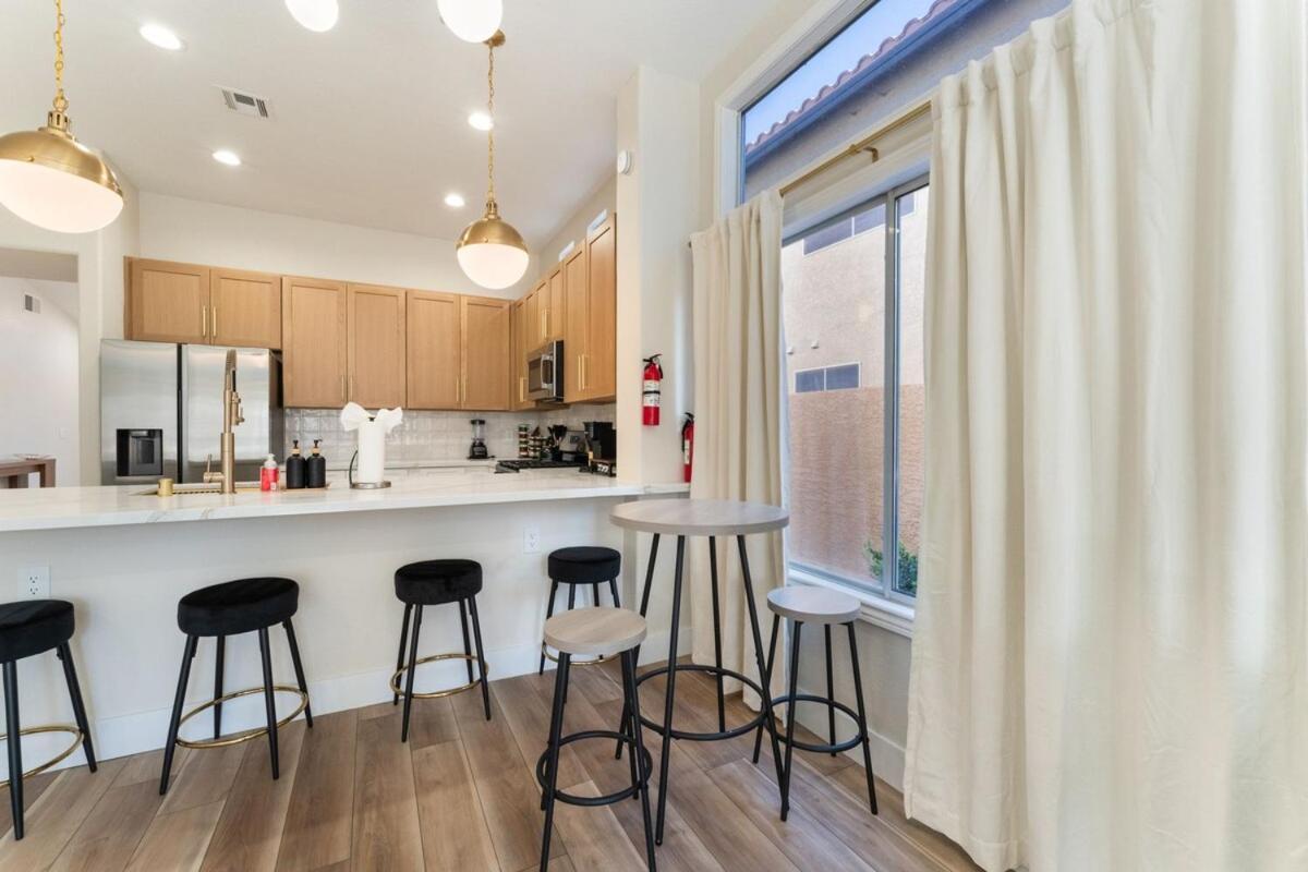 New! Spacious Vegas Oasis W Pool Sauna Holiday home