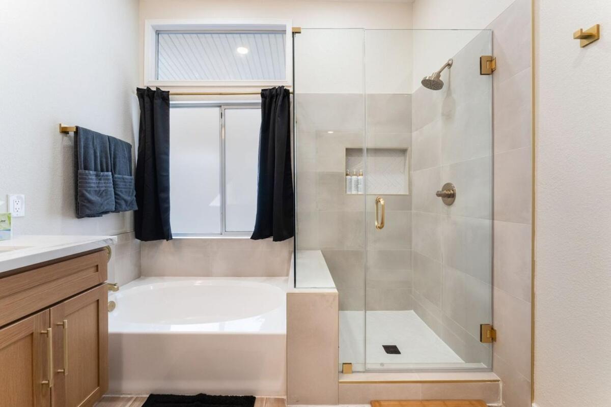 New! Spacious Vegas Oasis W Pool Sauna Holiday home Las Vegas