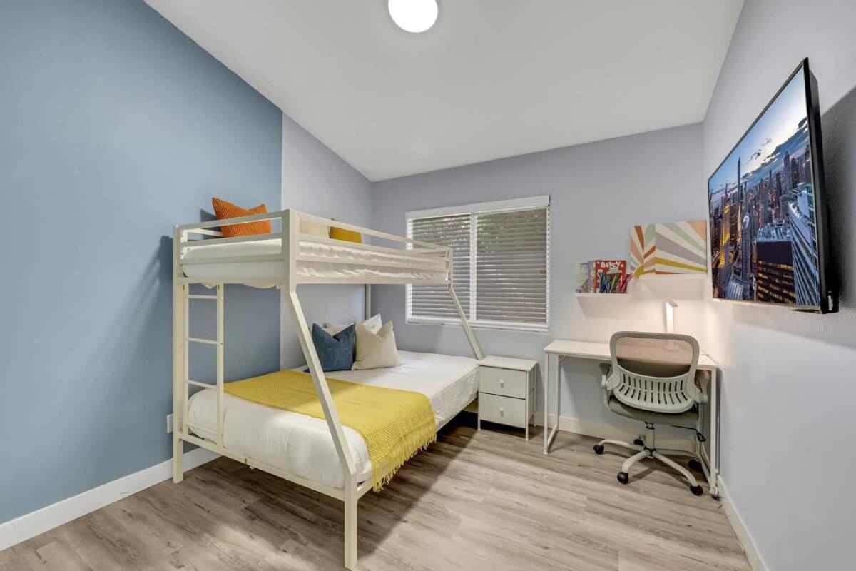 Newly Remodel 4br With Gameroom And Free Heated Great For Family Holiday home Las Vegas