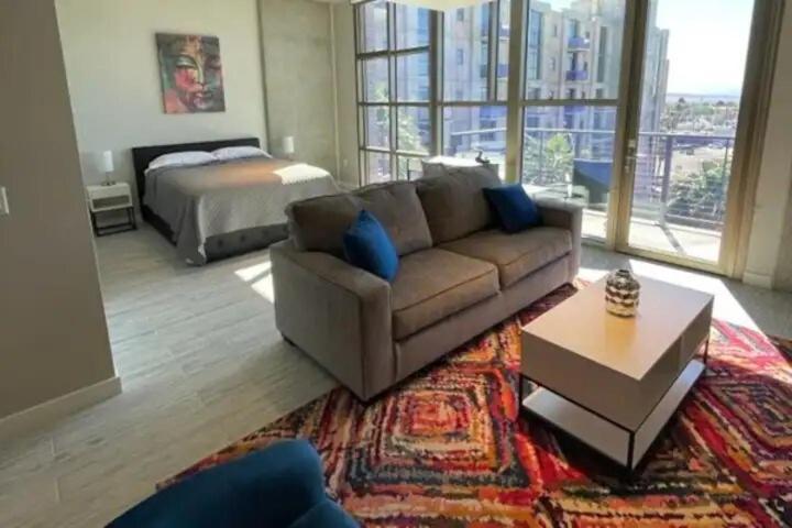 Gorgeous High Rise Apartment *