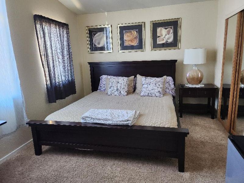 Near Airport, Strip And Raiders Stadium Homestay