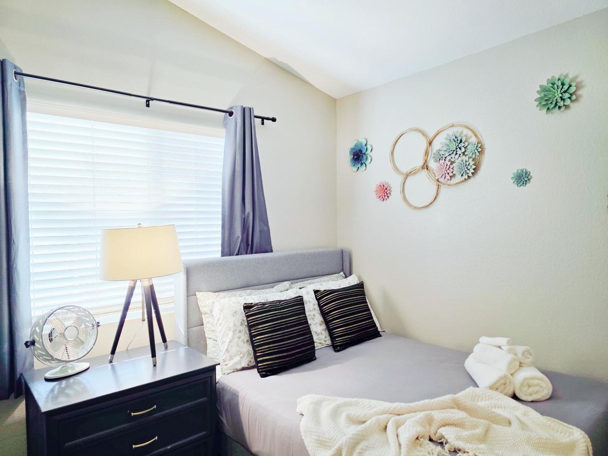 Near The Strip, Smart Tvs, Wifi, Private Garage And Backyard Holiday home Las Vegas
