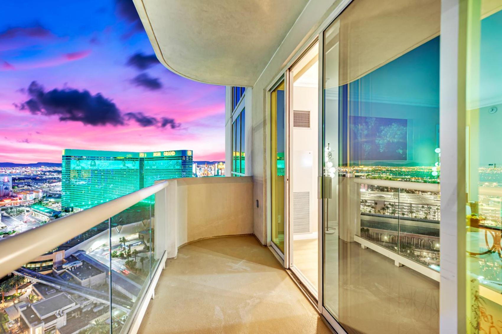 Skyline Serenity-strip Pool F1 View-no Fee Holiday home *
