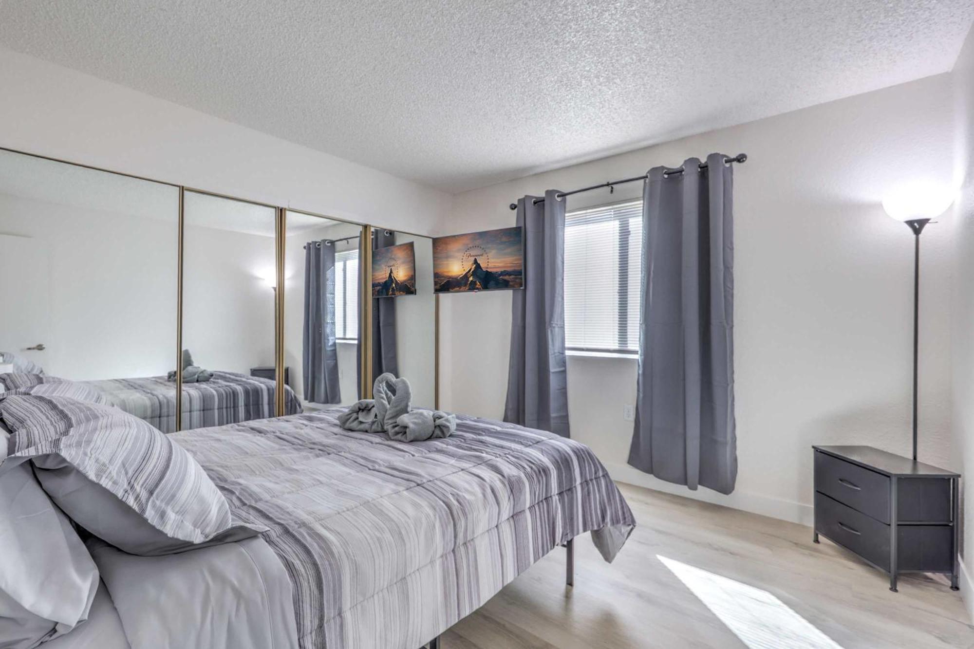 Modern Comfort Near Vegas Attractions! Sleeps 6! * Las Vegas