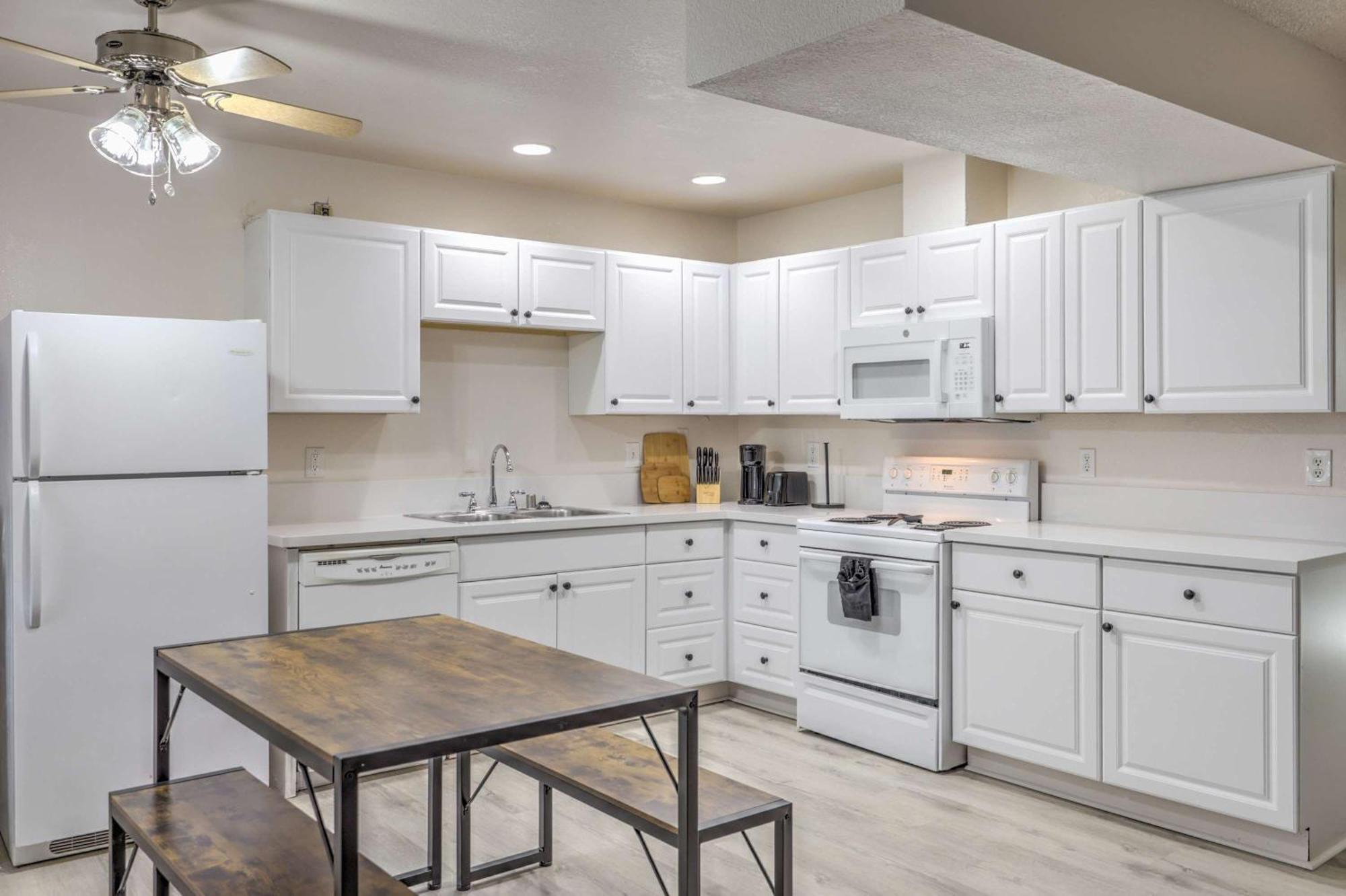 Modern Comfort Near Vegas Attractions! Sleeps 6! Holiday home Las Vegas