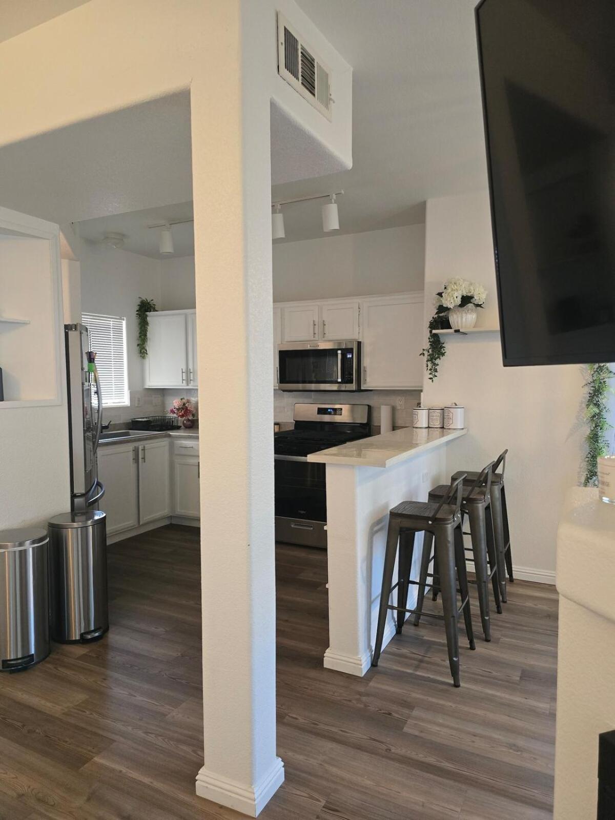 Beautiful Furnished ! Apartment *