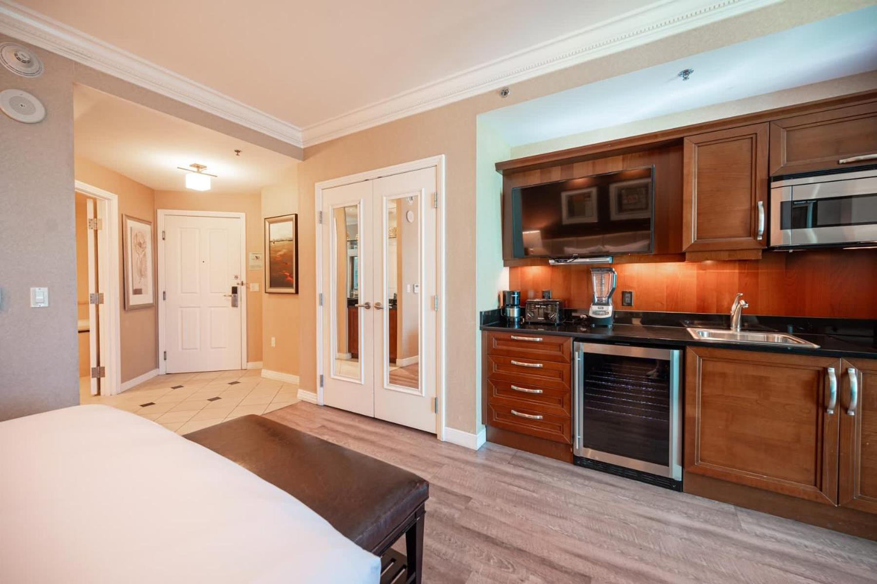 No Fee Strip View &free Valet &pool Apartment