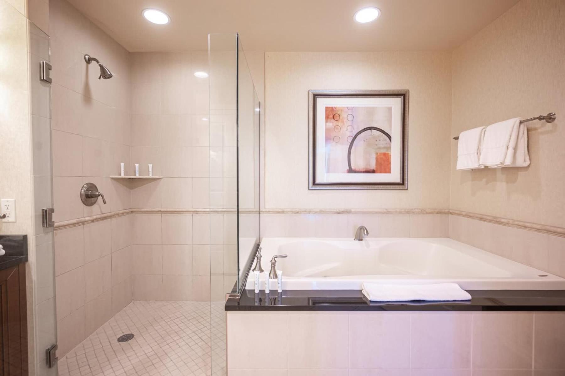No Fee Strip View &free Valet &pool Apartment