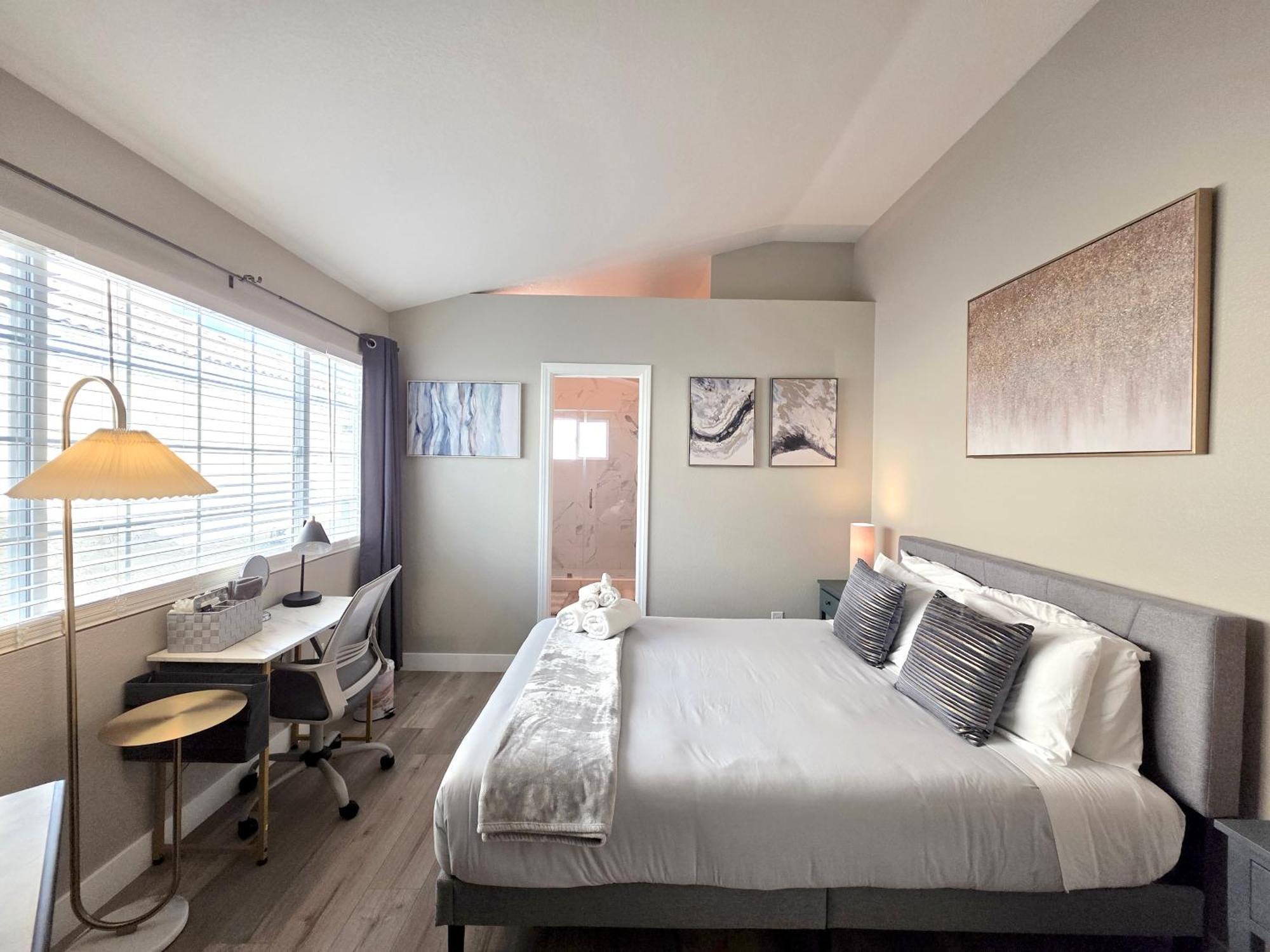 Holiday home Near The Strip, Smart Tvs, Wifi, Private Garage And Backyard Las Vegas