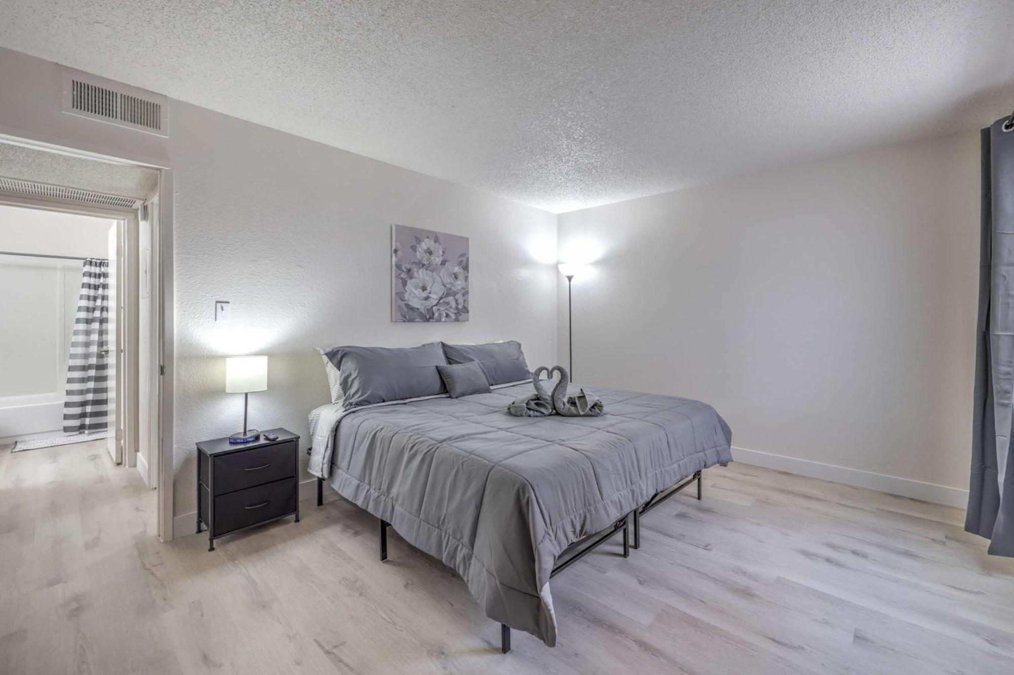 Modern Comfort Near Vegas Attractions! Sleeps 6!