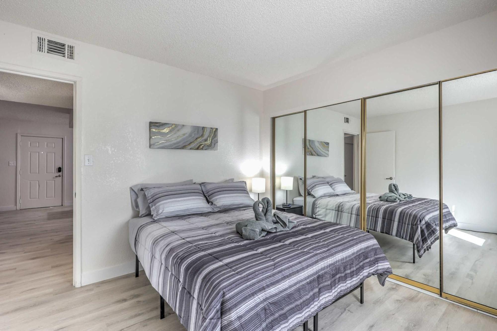 Modern Comfort Near Vegas Attractions! Sleeps 6! Holiday home *