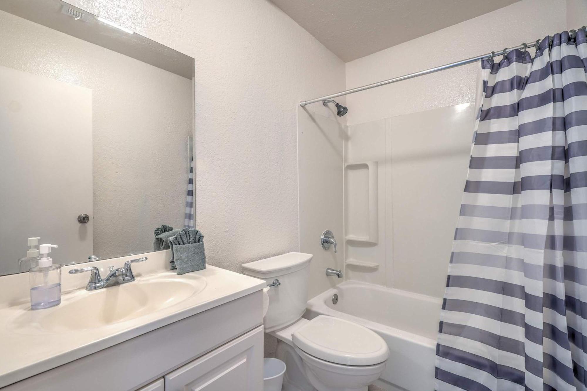 Stylish Near Vegas Strip! Sleeps 6! Holiday home