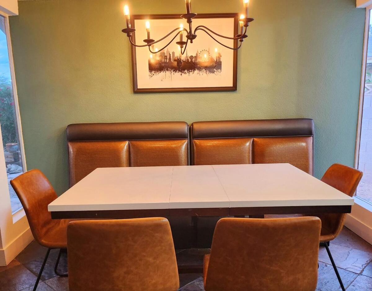Holiday home Pool & Hot Tub! Centrally Located, Less Than 3 Miles To The Strip!