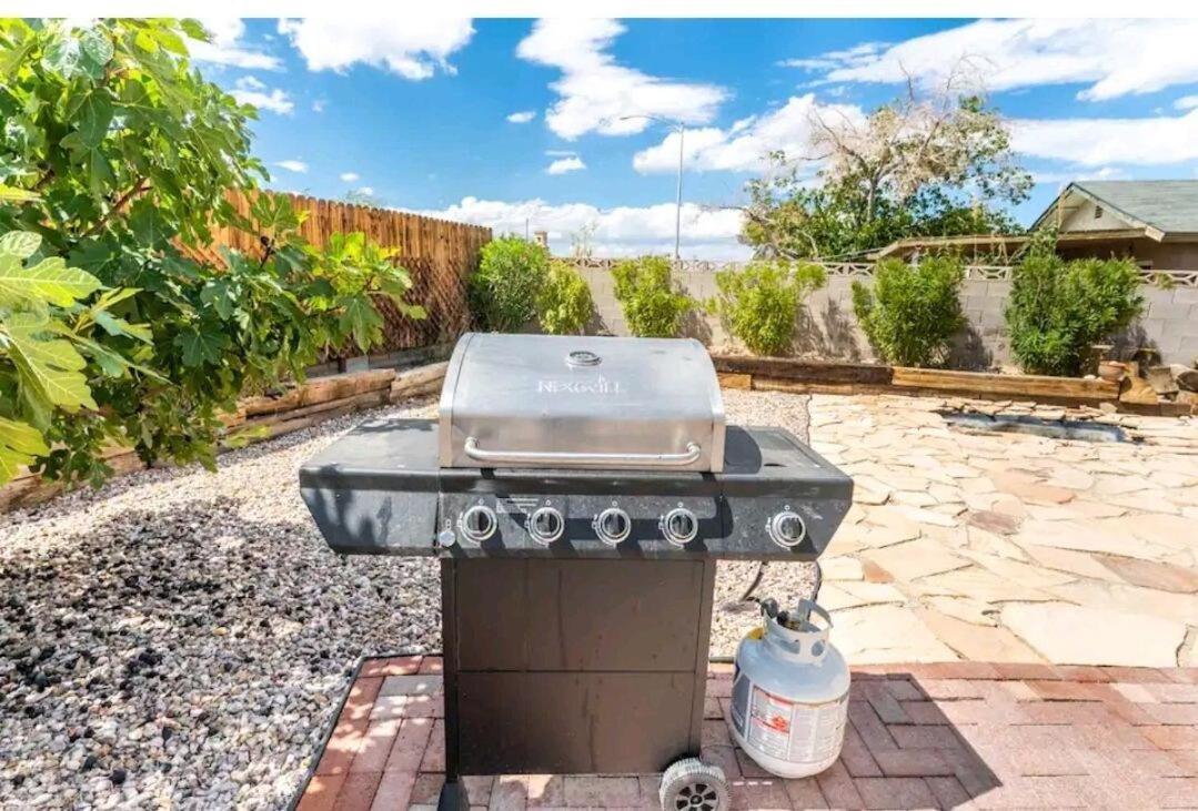 Pool & Hot Tub! Centrally Located, Less Than 3 Miles To The Strip! Las Vegas