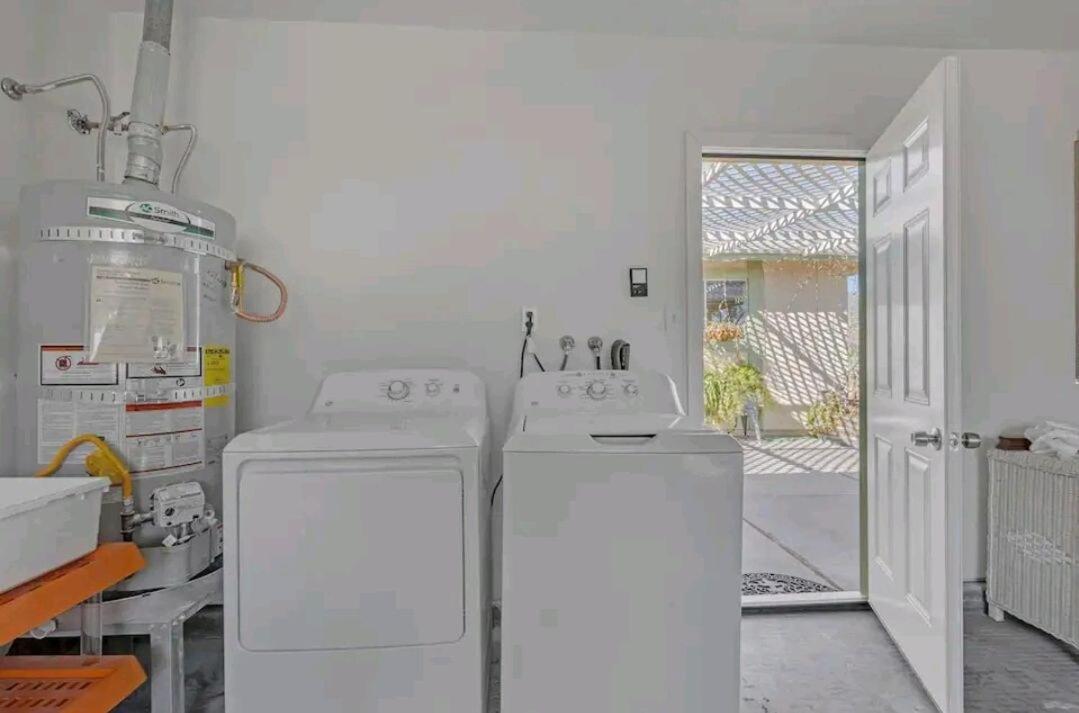 Pool & Hot Tub! Centrally Located, Less Than 3 Miles To The Strip! * Las Vegas