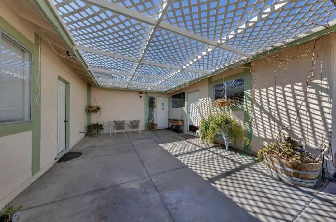 Holiday home Pool & Hot Tub! Centrally Located, Less Than 3 Miles To The Strip!