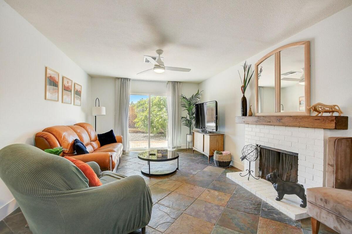 Pool & Hot Tub! Centrally Located, Less Than 3 Miles To The Strip! *