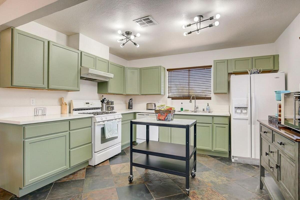Pool & Hot Tub! Centrally Located, Less Than 3 Miles To The Strip!