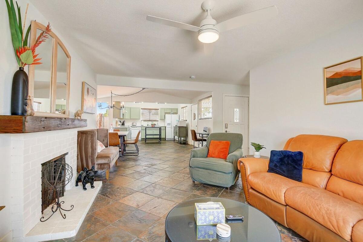 Pool & Hot Tub! Centrally Located, Less Than 3 Miles To The Strip! Holiday home