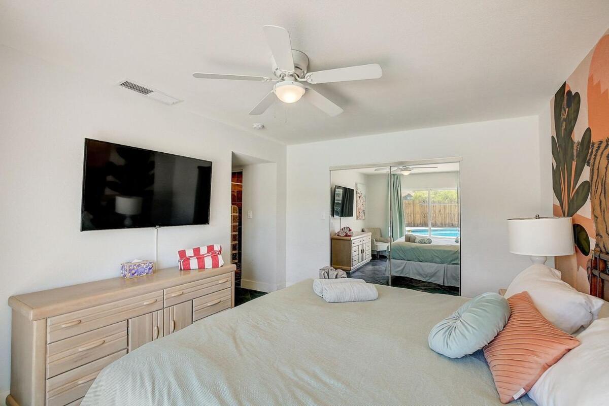 Holiday home Pool & Hot Tub! Centrally Located, Less Than 3 Miles To The Strip! *