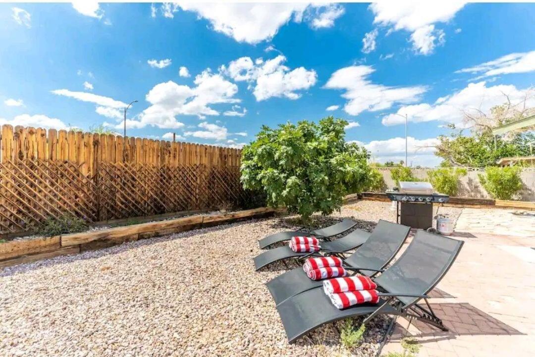 Pool & Hot Tub! Centrally Located, Less Than 3 Miles To The Strip! Holiday home Las Vegas