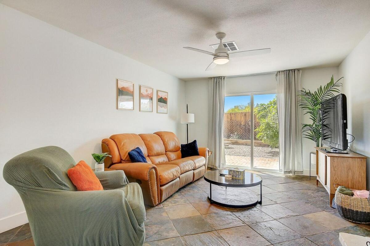 Pool & Hot Tub! Centrally Located, Less Than 3 Miles To The Strip! Las Vegas