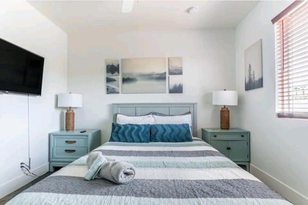 Pool & Hot Tub! Centrally Located, Less Than 3 Miles To The Strip! * Las Vegas