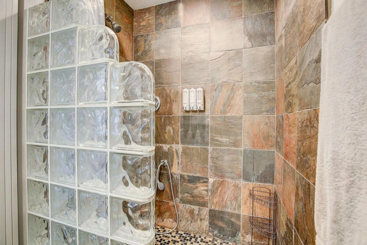 Pool & Hot Tub! Centrally Located, Less Than 3 Miles To The Strip!