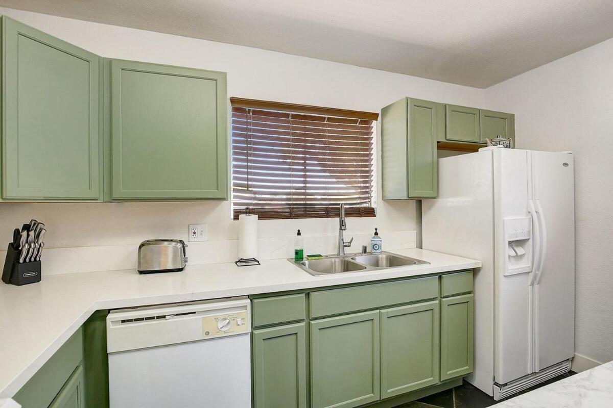 Pool & Hot Tub! Centrally Located, Less Than 3 Miles To The Strip! Holiday home
