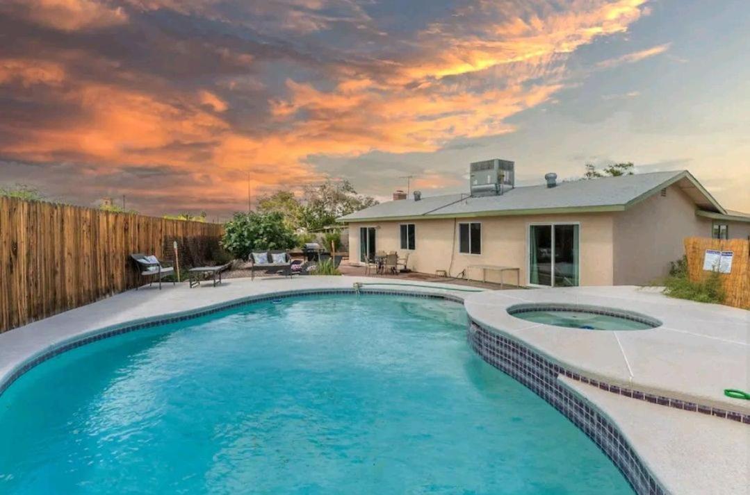Pool & Hot Tub! Centrally Located, Less Than 3 Miles To The Strip! *