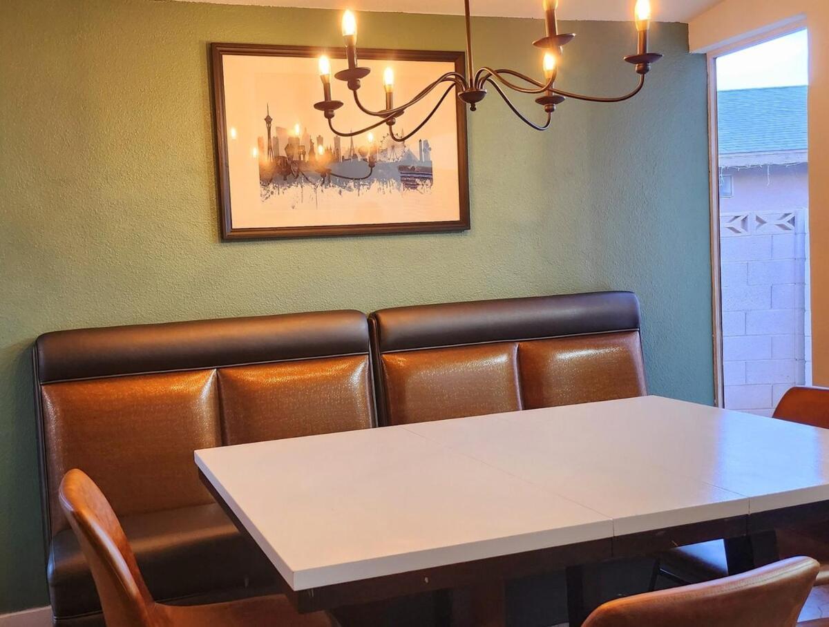 Pool & Hot Tub! Centrally Located, Less Than 3 Miles To The Strip! Las Vegas