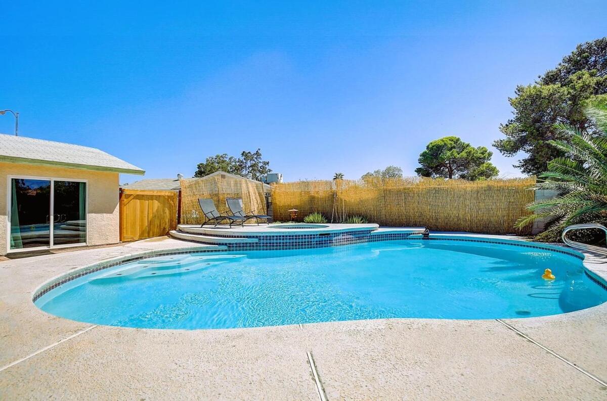 Pool & Hot Tub! Centrally Located, Less Than 3 Miles To The Strip! * Las Vegas