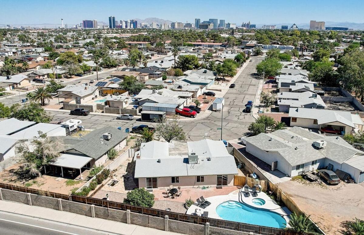 Pool & Hot Tub! Centrally Located, Less Than 3 Miles To The Strip! Holiday home