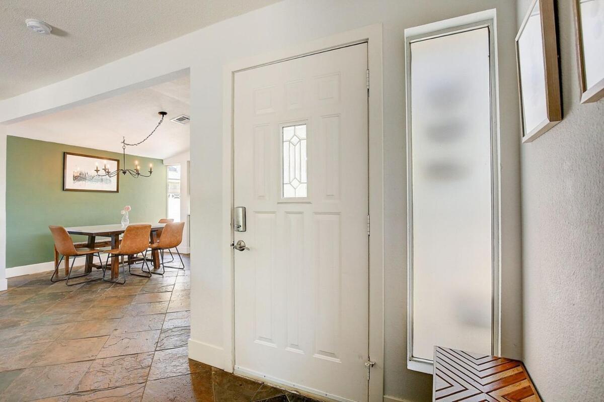 Holiday home Pool & Hot Tub! Centrally Located, Less Than 3 Miles To The Strip! Las Vegas