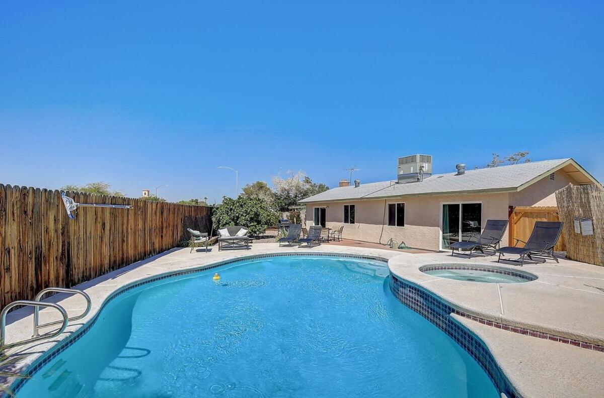 Pool & Hot Tub! Centrally Located, Less Than 3 Miles To The Strip! *