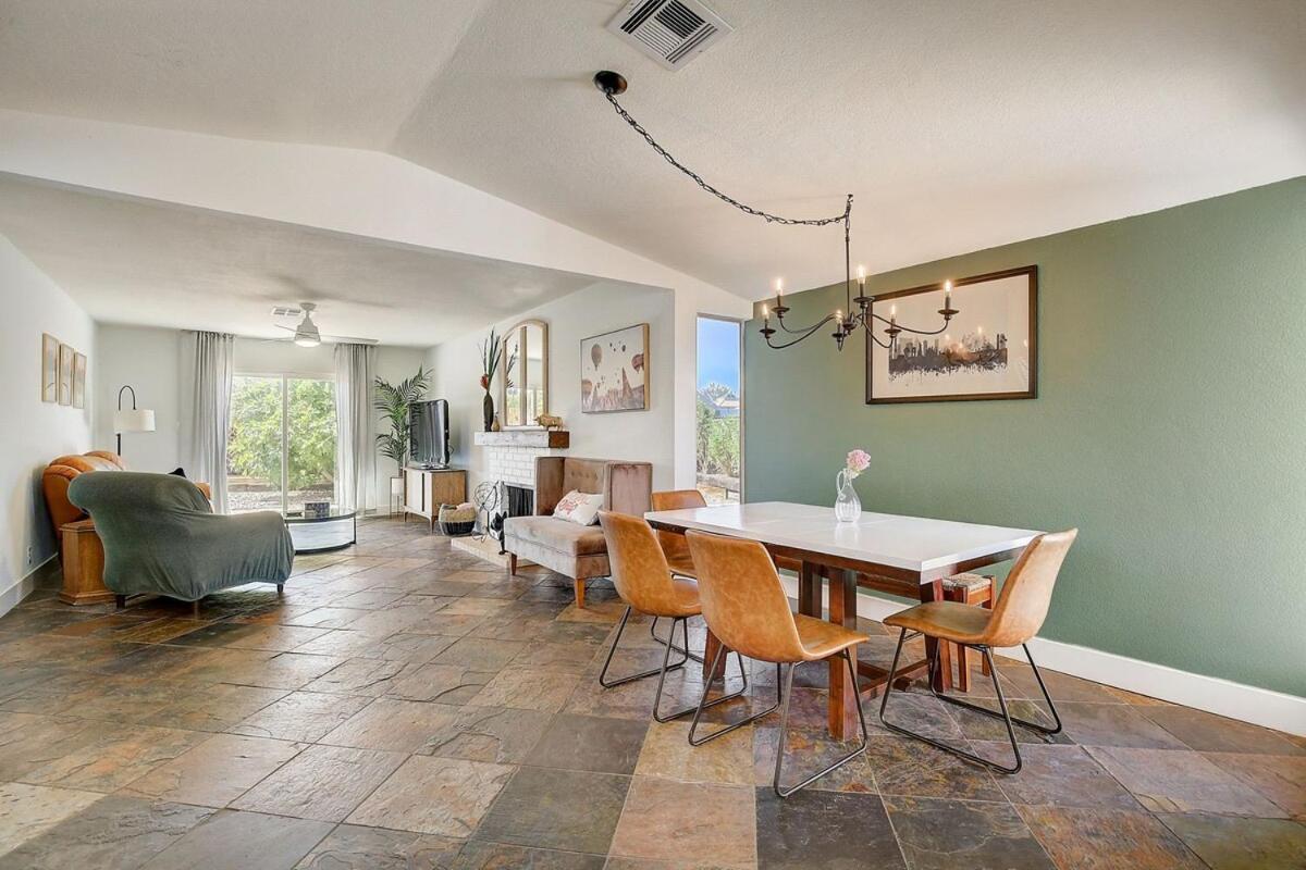 Pool & Hot Tub! Centrally Located, Less Than 3 Miles To The Strip! Las Vegas