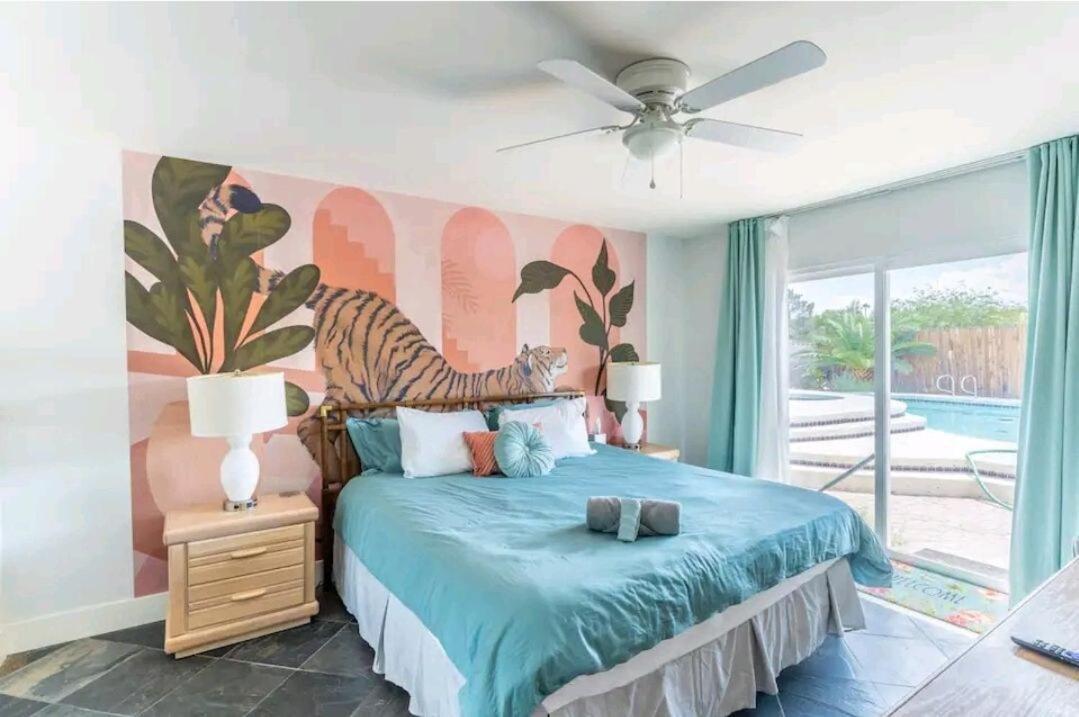 Pool & Hot Tub! Centrally Located, Less Than 3 Miles To The Strip!