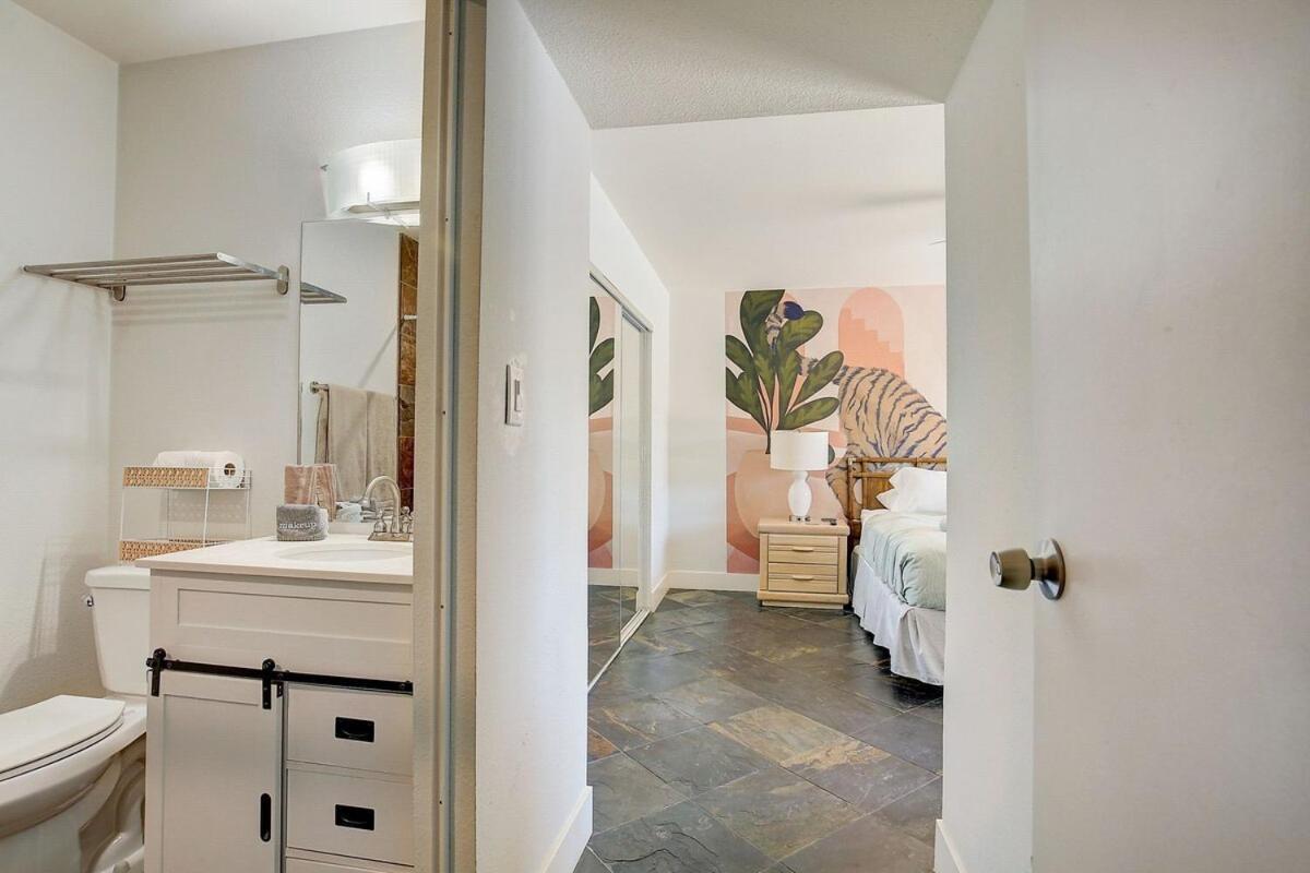 Pool & Hot Tub! Centrally Located, Less Than 3 Miles To The Strip! Holiday home