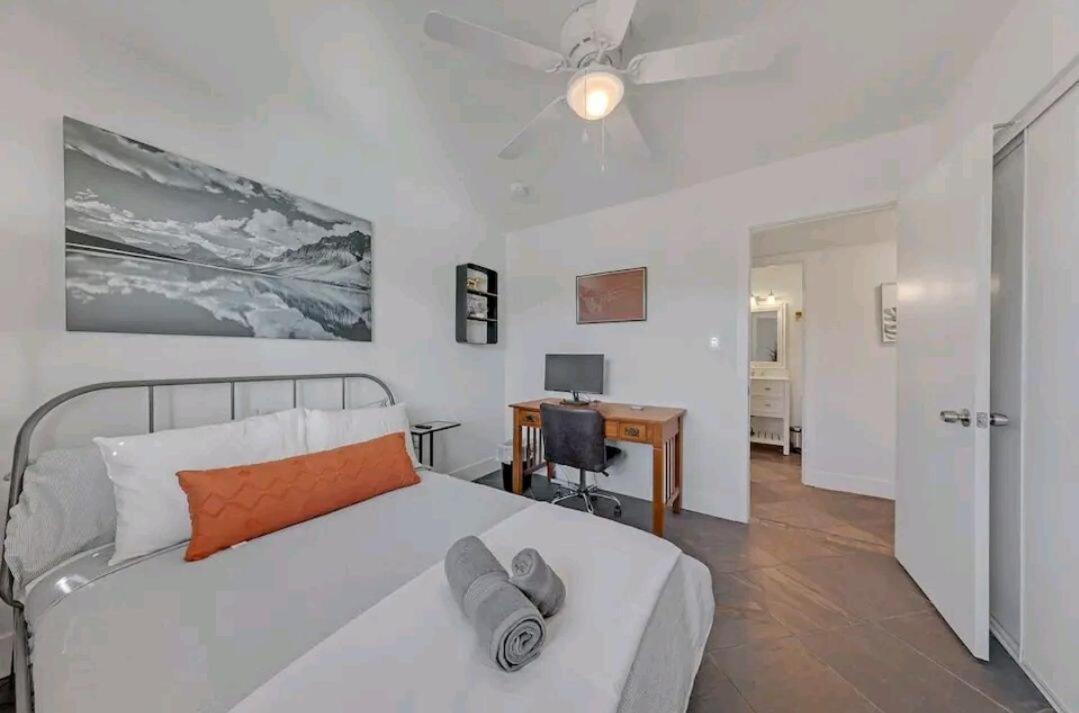 Holiday home Pool & Hot Tub! Centrally Located, Less Than 3 Miles To The Strip!