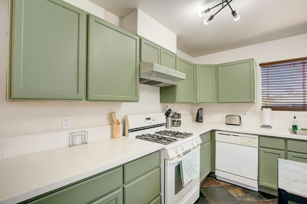 Pool & Hot Tub! Centrally Located, Less Than 3 Miles To The Strip! Holiday home *