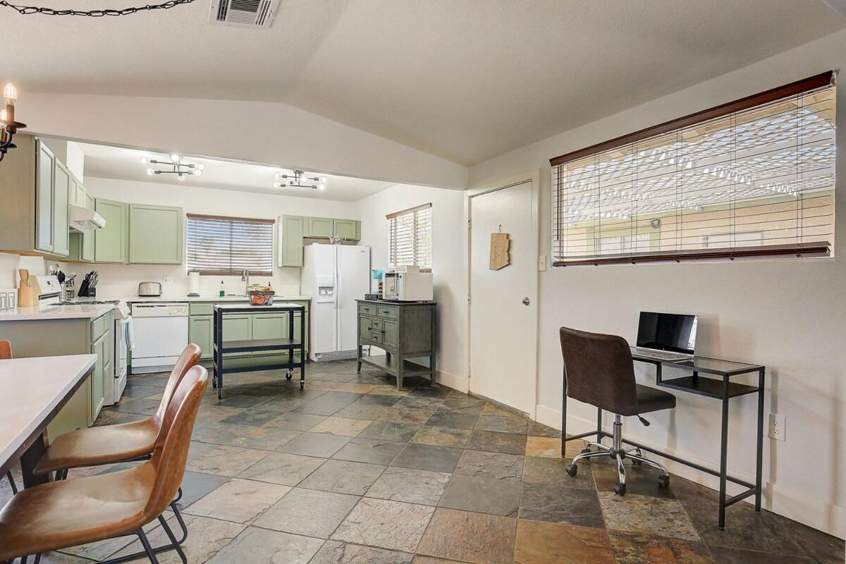Holiday home Pool & Hot Tub! Centrally Located, Less Than 3 Miles To The Strip! *